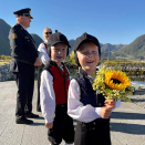 Blomsterguttene Håkon og Magnus venter på Kongeparet. Foto: Liv Anette Luane, Det kongelege hoffet